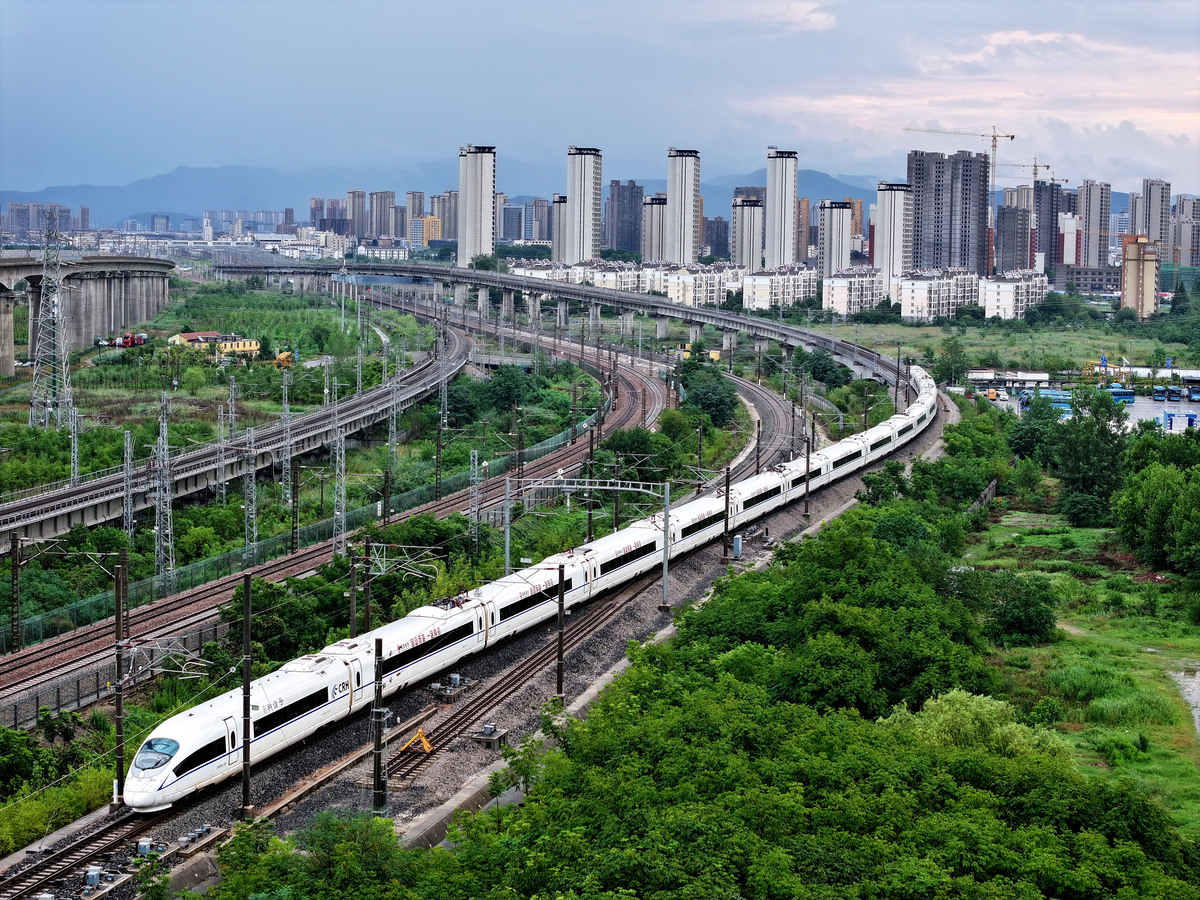 近年来许多新兴国家的城市轨道交通发展日益蓬勃。目前我国城市轨道交通建设已进入到大规模、高速度发展阶段；以前中国只有北京、上海和广州3座城市拥有城市轨道交通但截至2017年6月底中国已经有31个城市陆续开通了总计133条运营线路总长度达4400公里的城市轨道交通线路。随着城市轨道交通的广泛开通运营不仅减轻了我国出行人口拥挤的压力而且还带动了线路周围的商业、旅游业等行业的发展从而促进了城市的快速发展进