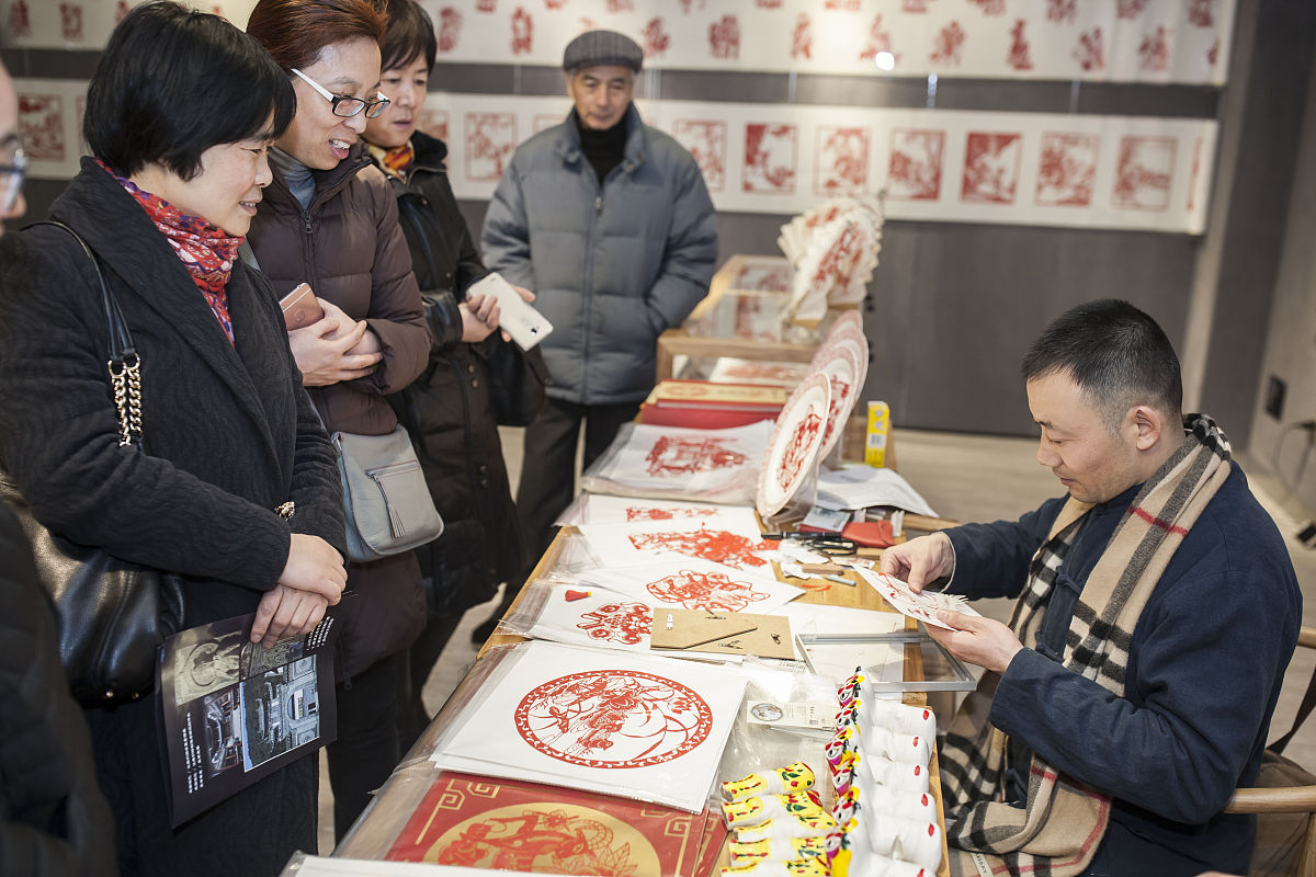 非遗保护是一项重要的文化事业它不仅涉及到文化传承和保存更关乎着国家和民族的认同感和自信心。通过保护非遗我们可以更好地传承和弘扬传统文化增强文化自信推动文化创新促进文化多样性的发展。