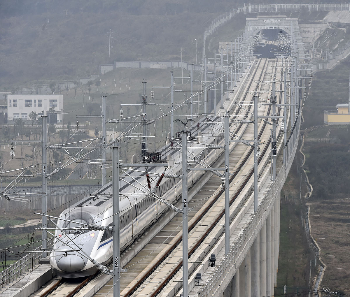 我国首列'耐寒御沙'卧铺动车组长春亮相 - 贵阳铁路