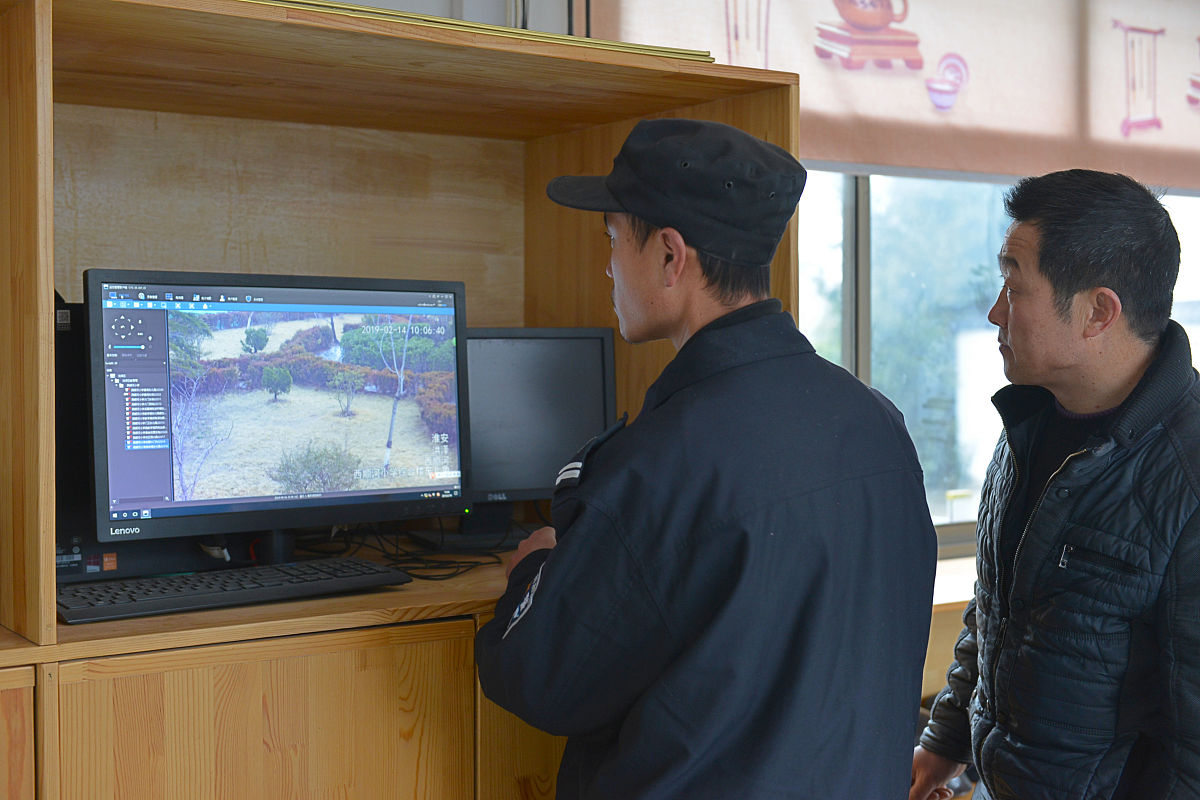 学校食堂更衣室管理规范 - 安全卫生秩序保障