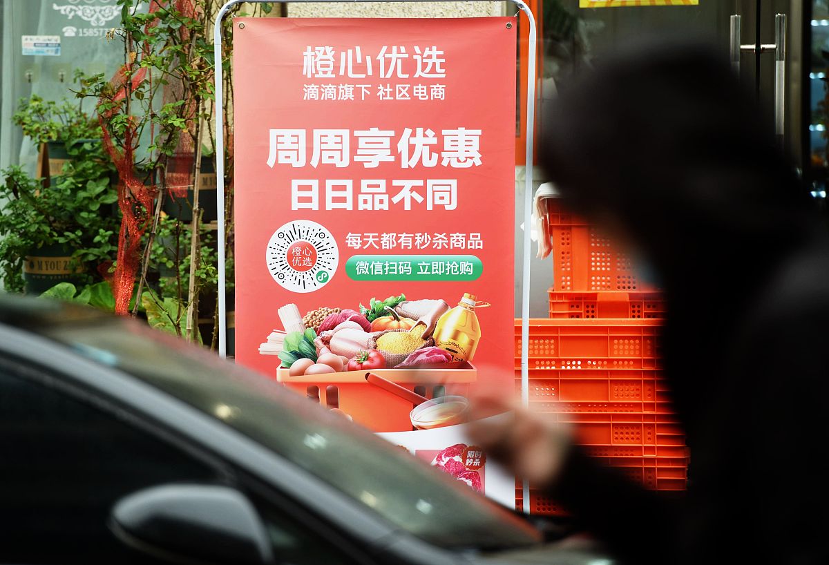 李华你的英国笔友 peter给你写了一封信向你询问你周四的安排请你写一封回信。写作要点：1你要去肯德基参加疯狂星期四活动。2向他介绍疯狂星期四的活动。3要求他 v你50。注意事项：1行文流畅包含所有要点无语法错误可适当自由发挥80词左右2不出现真实的人名地名。3请将peter的50 v给我否则不给分。