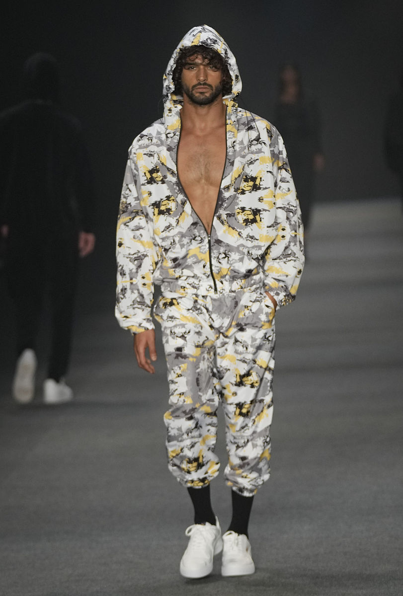 当地时间2021年11月18日,巴西圣保罗,torinno 品牌秀场.a model wears