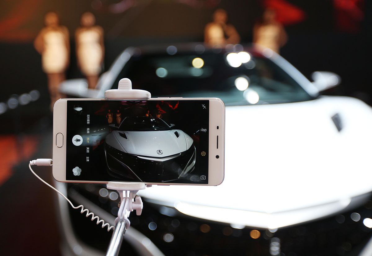 开车烦恼手机无处放？车载吸盘手机支架，安全畅快驾驶神器！