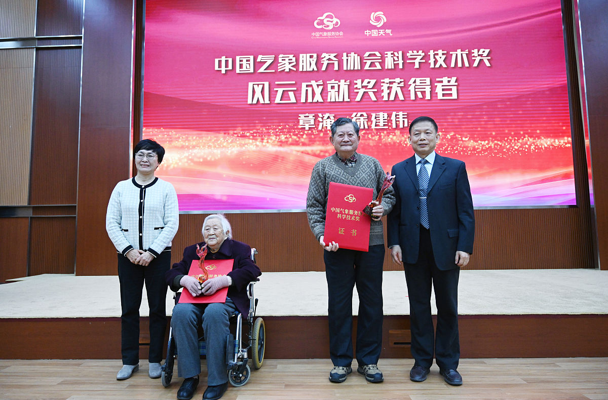 跟随刘老师学习6年余深刻认识到中医药对社会的影响力和重要性我将加强努力认真学习和继承发扬刘敏教授的中医学术思想与临床经验不断提升专业能力以优良的中医诊疗技术一流的服务良好的信誉造福广大人民群众提高群众满意度满足群众对中医药日益增长的服务需求！