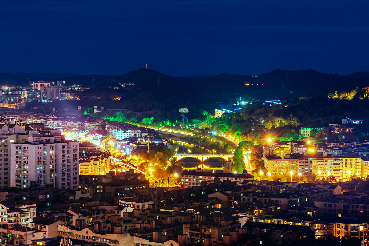 2021年4月2日,四川省绵阳市,实拍城市夜景,灯光璀璨.