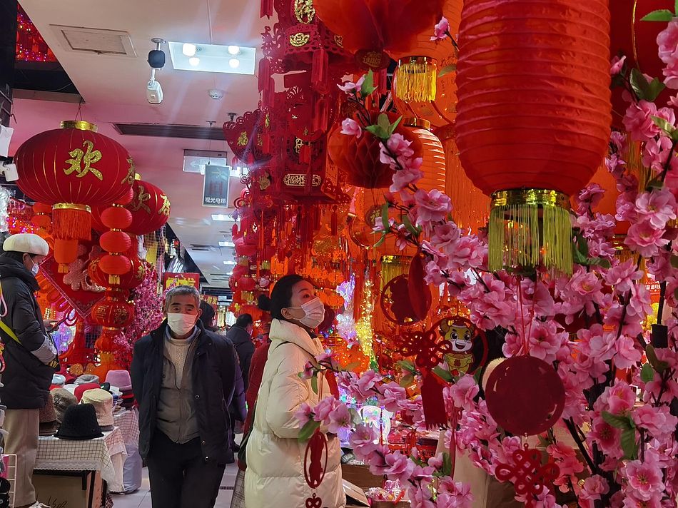 请生成一篇文章公司组织元宵节活动有猜灯谜扎彩灯用新闻的风格