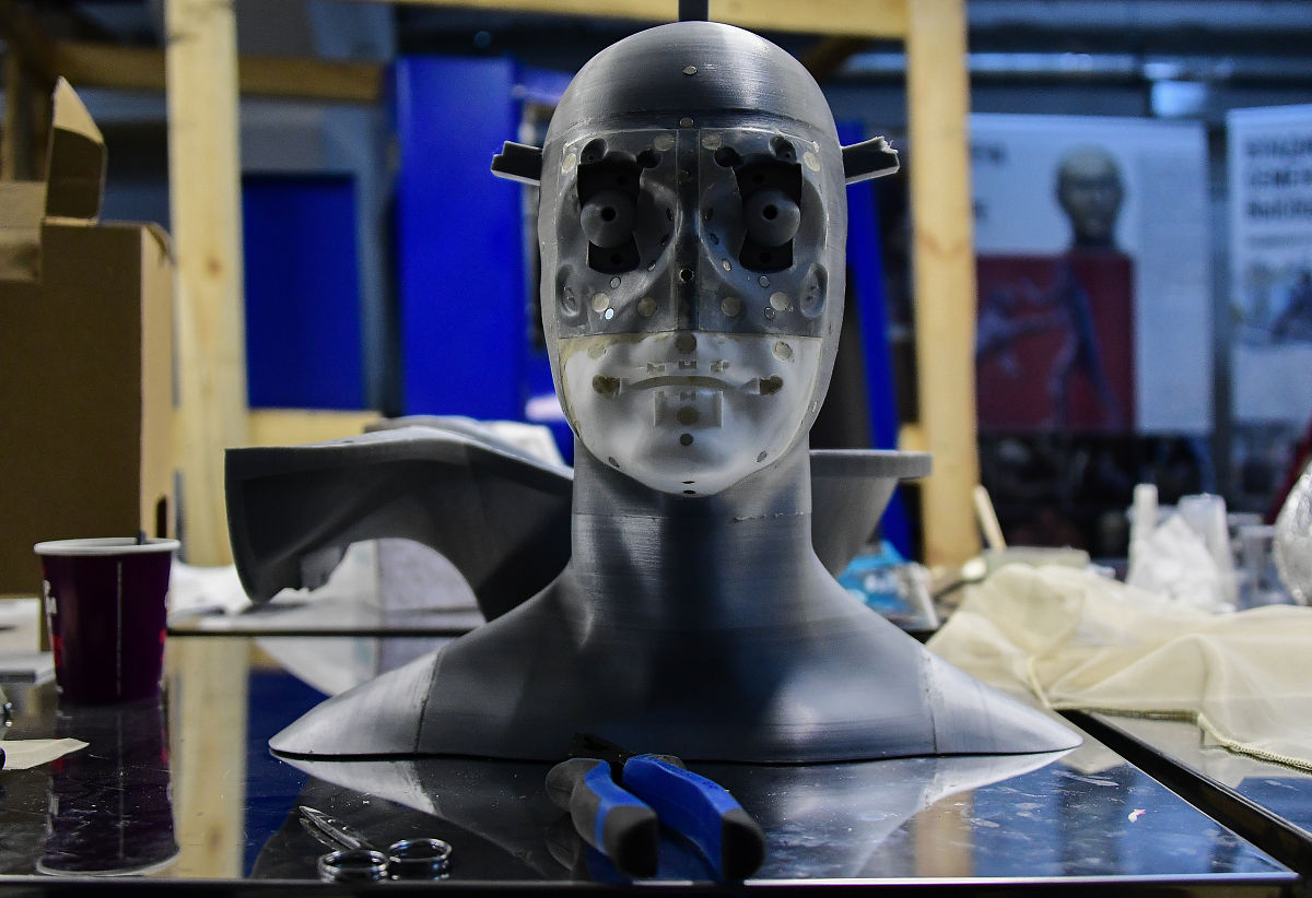 润色下面一段话：D-H法建模是对机器人的每一个关节都指定一个坐标系作为参考该关节的旋转或平移都用坐标系的旋转或平移来表示并用坐标系之间的齐次变换来表示两个关节之间的位姿关系。