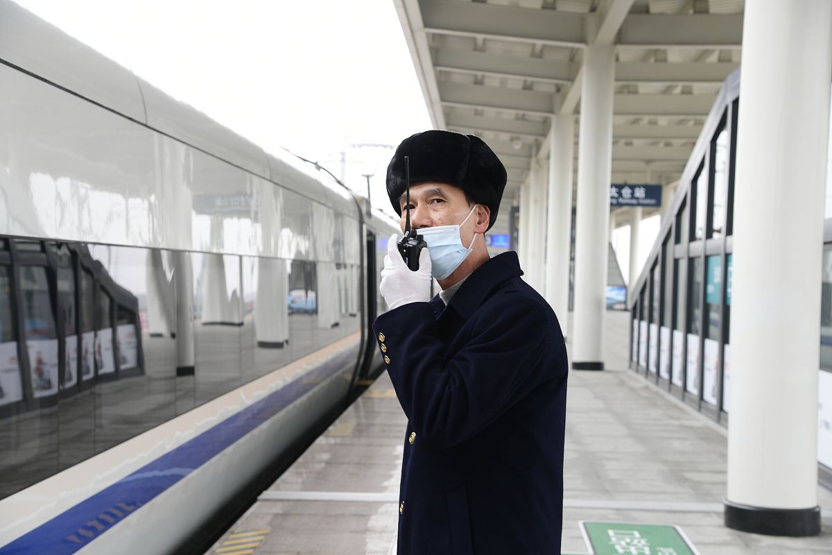 成都高铁学校-铁路工人是重要的铁路运营基础