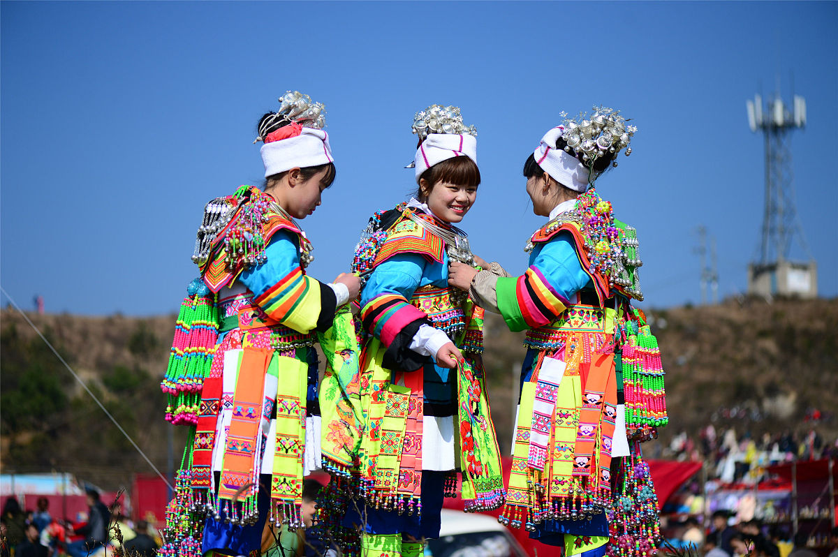 2018年2月23日,在贵州省龙里县龙山镇中排村,苗族姑娘在"跳月"场上相