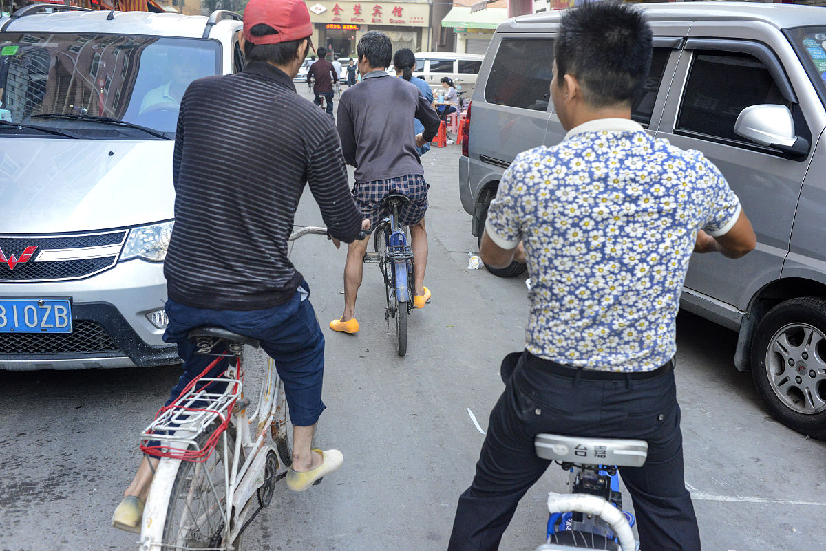 王某男16岁因和同学共同偷盗摩托车价值505000元被起诉家庭成员包括：继父在广州打工母亲在楚雄市饭店打工姐姐已经结婚在昆明打工。目前王某未读书无业。简述服务对象王某的基本情况比如姓名年龄家庭情况每段写一种基本信息