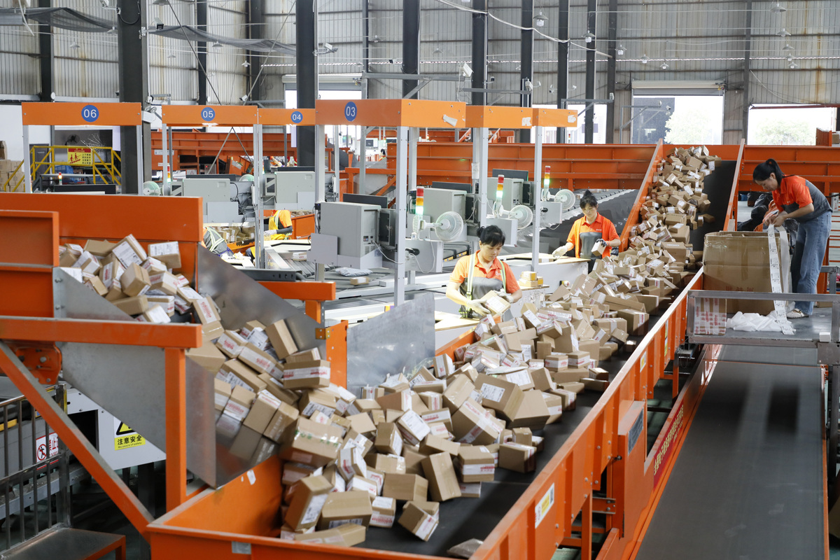 我是大三自动化专业的学生今天生产实习我们在老师的带队下参观了京东亚洲一号分拣中心实习日志