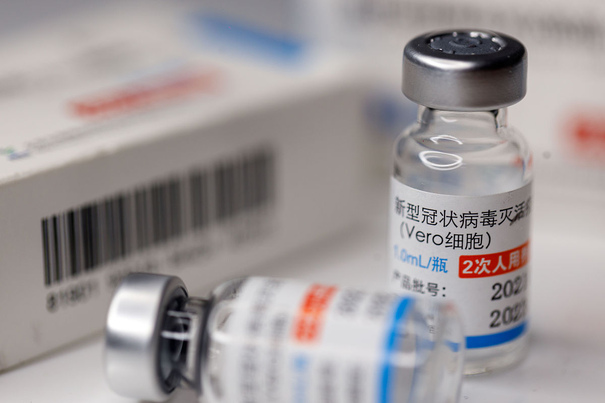 请用学术性语言润色以下文本：本试验采用FHV A1、FHV A2、FHV A3分别制备灭活疫苗皮下接种约2月龄临床健康易感猫FHV中和抗体≤12每只1 mL21 d后以相同剂量和相同免疫途径加强免疫一次。加强免疫后21 d采集试验猫血液分离血清测定血清FHV中和抗体效价以及针对不同FHV毒株的交叉中和抗体效价。加强免疫21 d后用FHV A1株约含1070 TCID50mL进行滴鼻攻毒20 mL只
