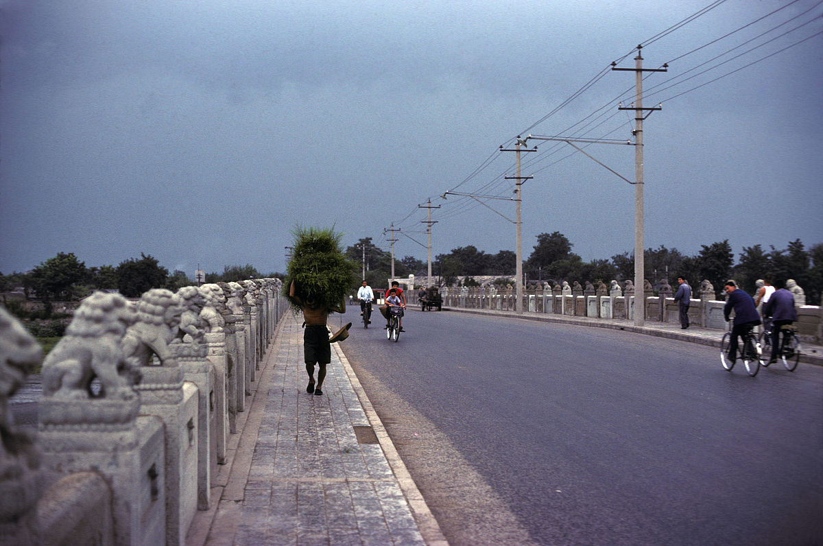 20世纪70年代,北京,永定河上的卢沟桥.le pont marco polo au-dessus 