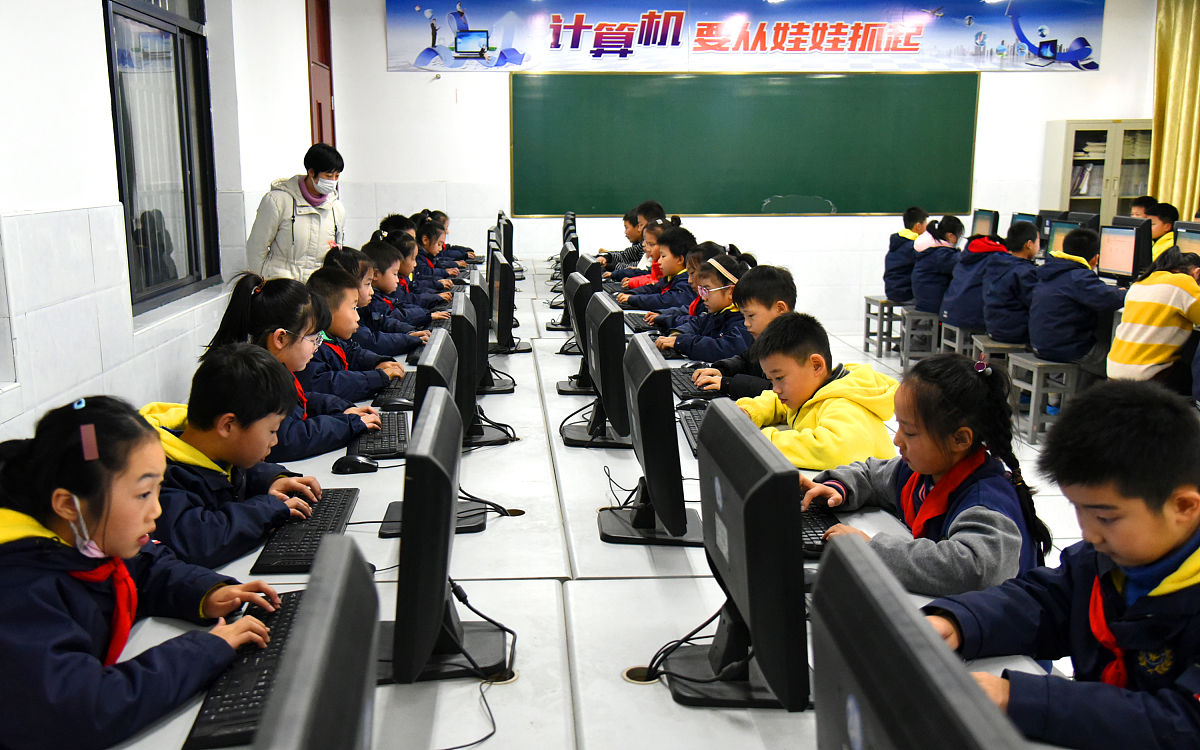 假设你是一位专业的社会工作者你和你的组员为小学生开展了关于减少小学生手机沉迷的小组工作现在活动完成后要对你们的小组工作进行汇报。你负责的环节是案主汇报包括学习小组和服务小组的汇报。学习小组汇报指的是你们工作者的汇报服务小组汇报指的是对小学生即你们的案主进行汇报和分析。汇报内内容包括但不限于全体特征和需求等。现在开始你的分享