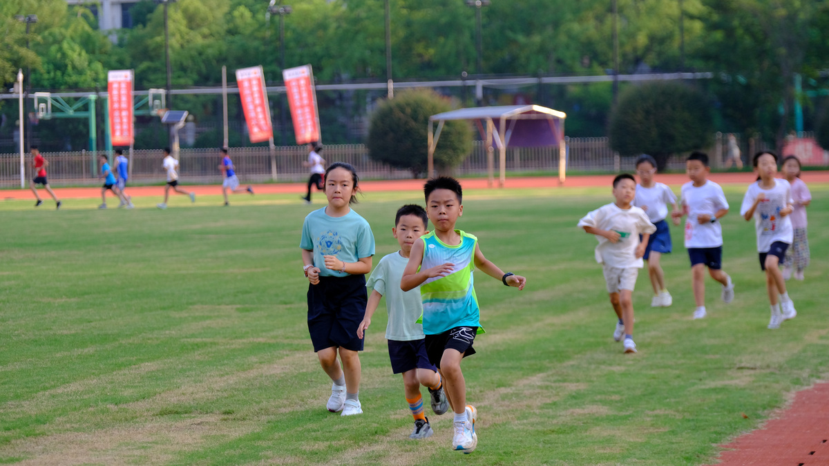 写一篇关于速度少年---左傅源的新闻特写左傅源12岁事件：在操场跑步时和风一样；速度非常快；地点：学校