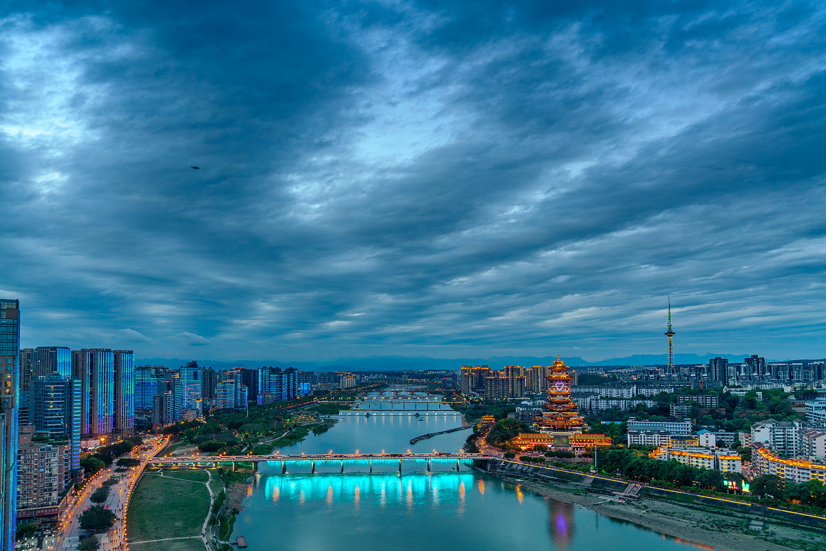 2021年4月2日,四川省绵阳市,实拍城市夜景,灯光璀璨.