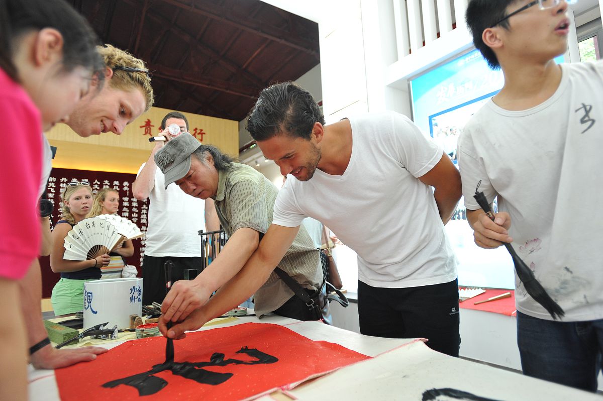 2014年7月22日,武汉,国际名校学生学书法.