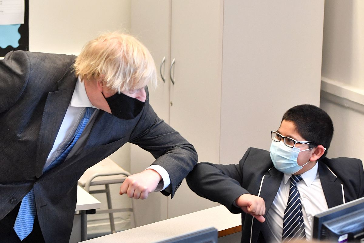 当地时间2021年2月25日,英国英格兰阿克宁顿,英国首相鲍里斯·约翰逊