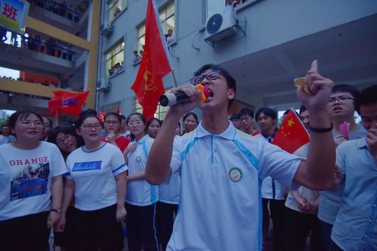 马上要举行运动会了你能给一个加油鼓励的口号吗。这个口号要简短、对称以一三一三开头一共四句话。