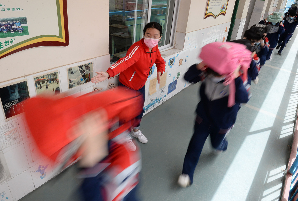 2020年5月12日,河北邯郸,邯山区滏河学校初中部的学生