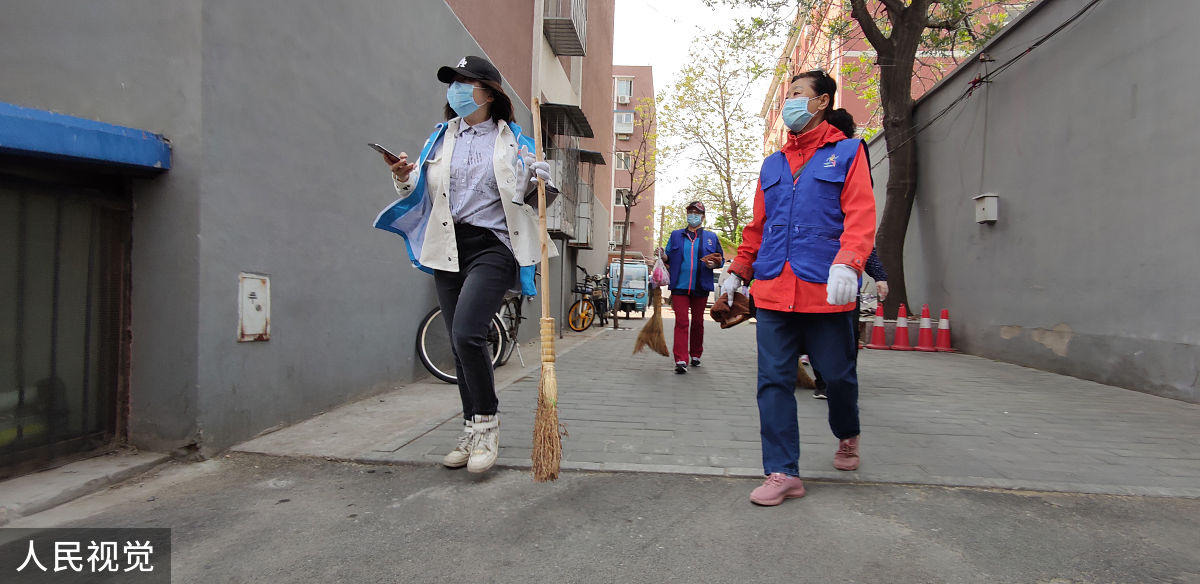 在创城的宣发活动作为社区组织清理楼道小广告活动写一篇报道亲和一点不要太官方字数800或900字左右