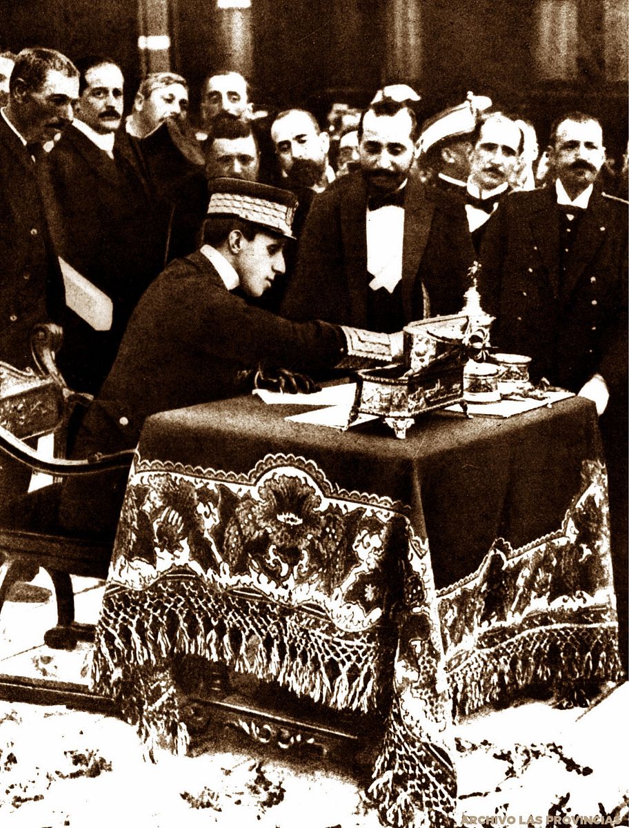 2002年中国出版的《纽约时报100年》中记载有时他指罗斯福总统又像社会改革家甚至像一个工运鼓动家告诉煤商们如果他们不将自己的企业打理得井然有序那么共产主义就会将一个‘日益衰弱’的工业所剩下的一切都摧毁掉。下列对此理解正确的是 A 罗斯福代表工人阶级利益B 苏联在美苏对抗中处于优势C 盲目竞争和劳资纠纷危及资本主义发展D 新政严重侵害垄断资本主义的利益说明选项C正确的原因并逐项说明其他选项错误的原