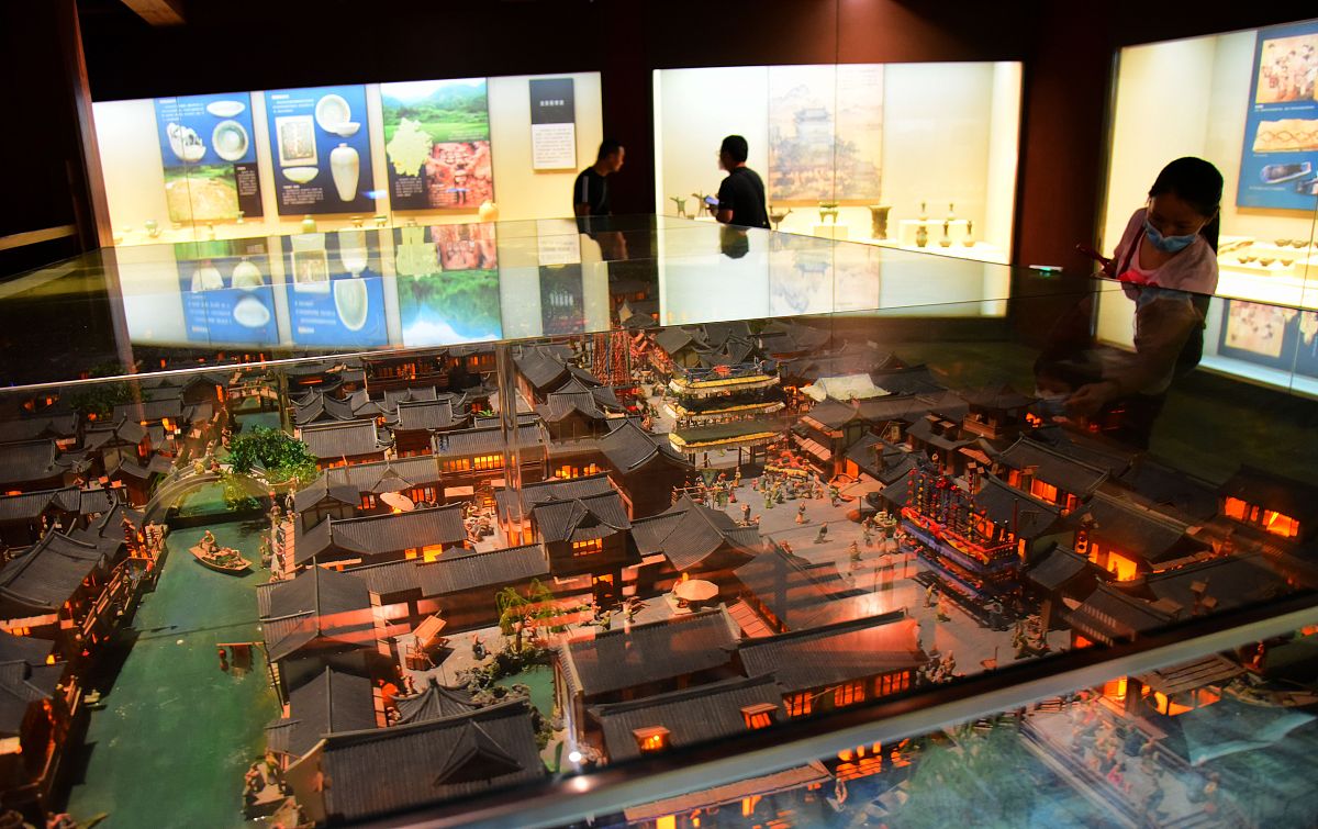 你是一名研学活动策划员。现在决定推出良渚博物馆杭州国家版本馆良渚遗址公园的活动。主要交通方式为公交希望你合理安排本次活动。如需乘坐公交请附上公交路线和大概时长