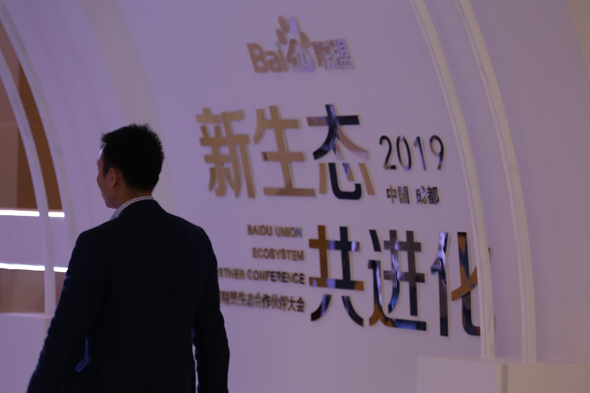 所以要想实现高端品牌的引领企业必须具备强大的核心竞争力这不是一天两天能够建立起来的。那么下面我想以高端品牌卡萨帝为例给大家来做一个简单的分享。那么在过去的6年卡萨帝成为了行业的奇迹实现了10倍速的增长那么我们实现了平均单价的第一高端份额的第一以及市场增速的第一高端的行业地位持续引领。那么在刚刚过去的2022年卡萨帝单品牌价值已经达到了621亿我想卡萨帝能够取得如此亮眼的成绩得益于始终坚持以用户为中