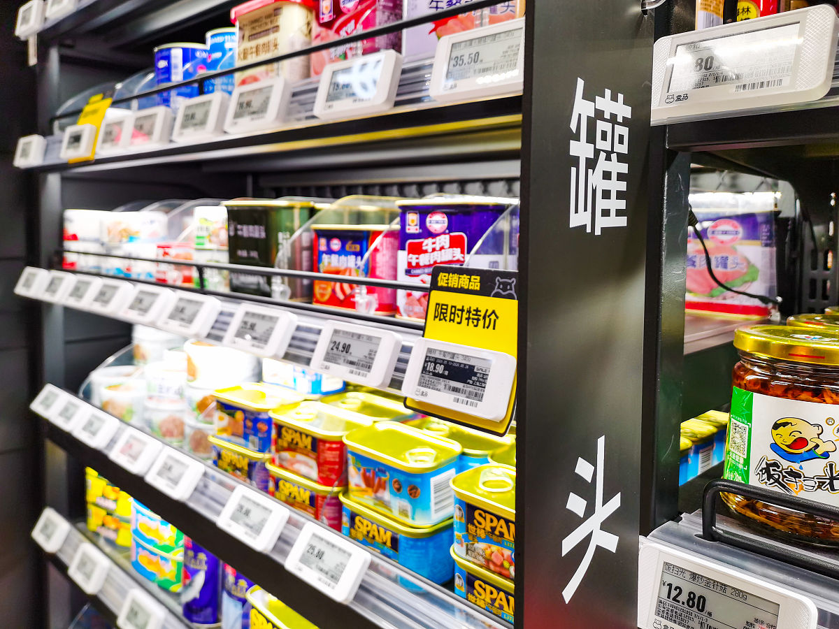 我在设备公司最近在和全家familymart便利店合作想让对方采买电视设备我去了几家附近的全家familymart便利店去做市场调研。发现有的店会在玻璃外墙上放电视设备进行投放广告有的在收银处等等。详细的市场调研报告字数不少于1000字。