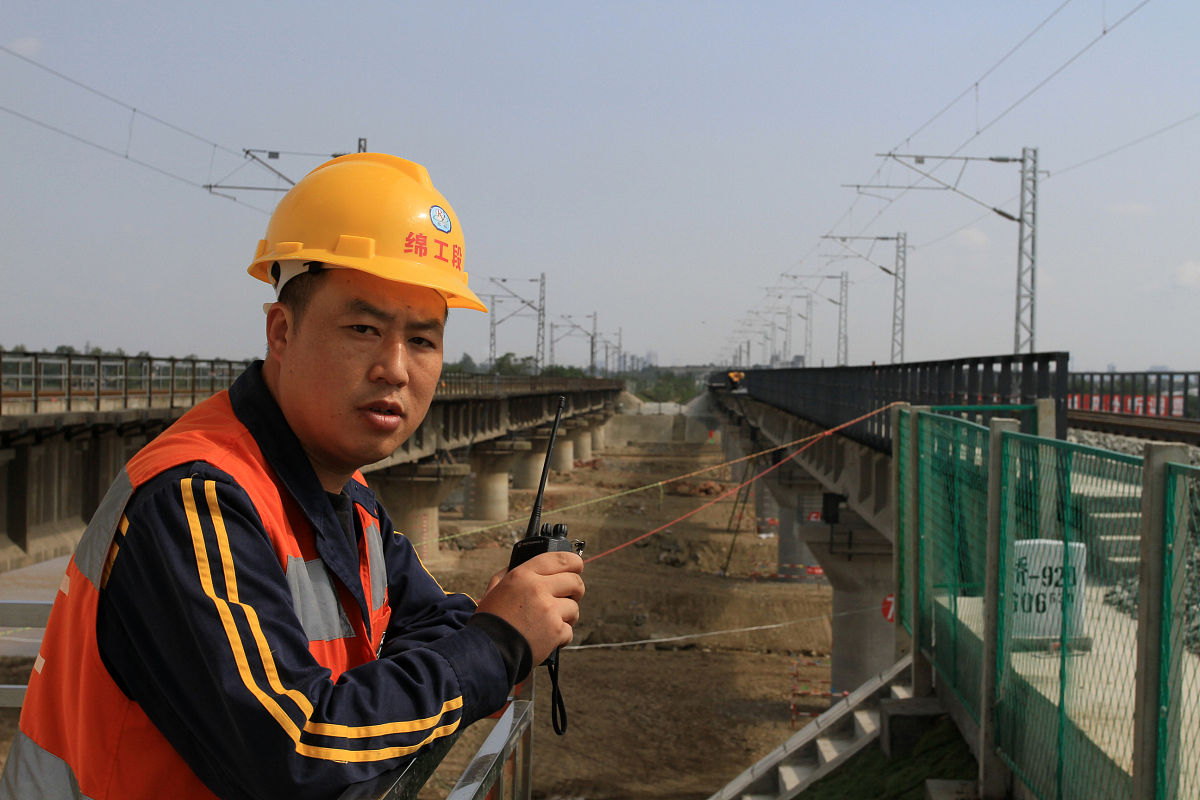 2010年10月12日,经过50多天紧张的抢建,在先后进行拆除残桥,巧建墩台