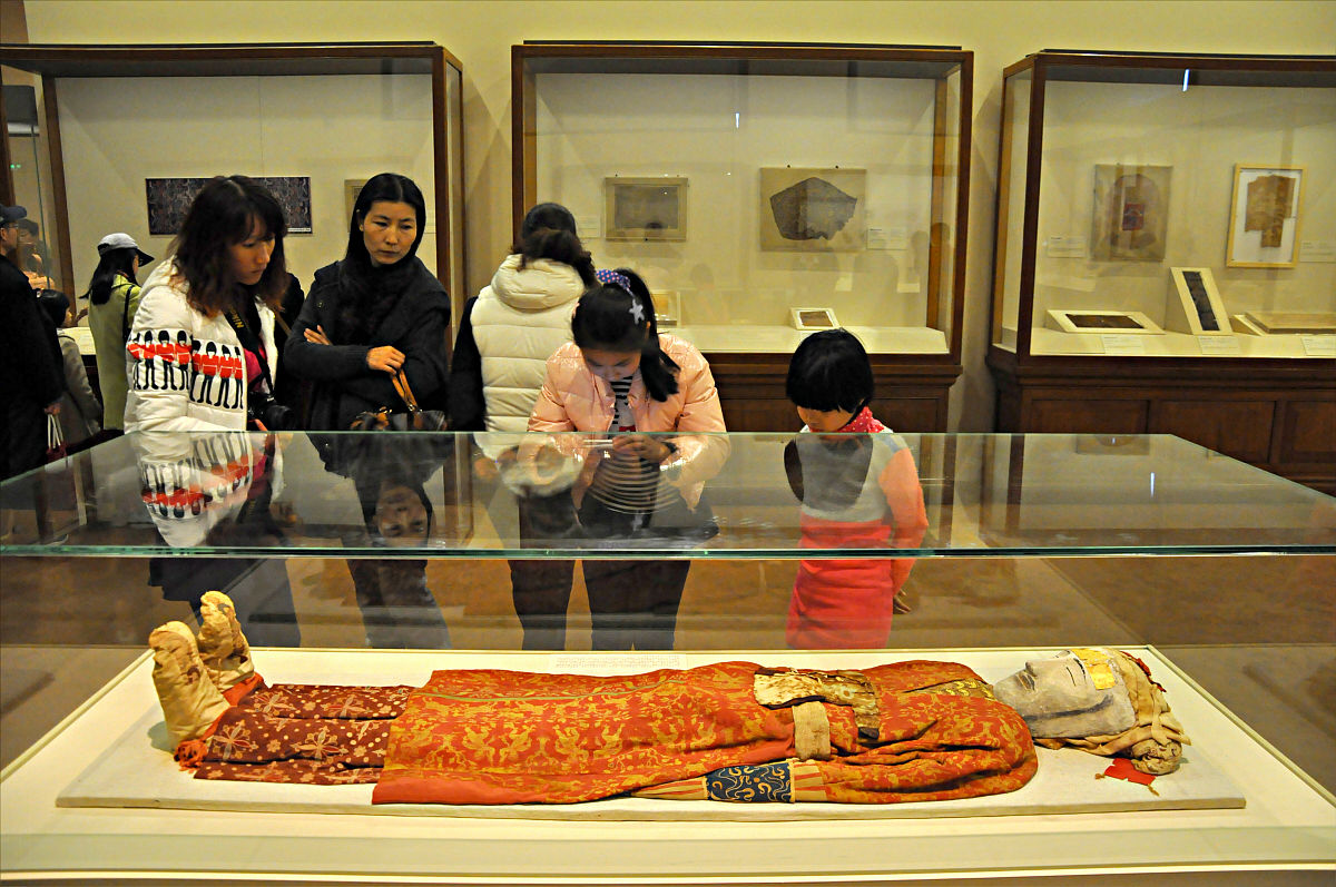 请结合前段时间大英博物馆文物被盗和最近很火的短剧《逃出大英博物馆》说说你的看法不少于八百字