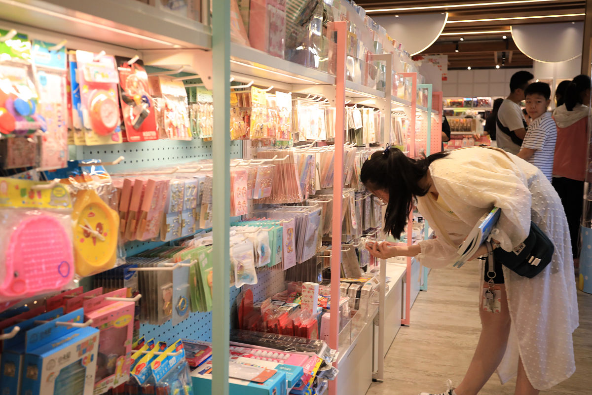 2020年8月29日,江苏淮安,市民在书店选购图书和学习用品.