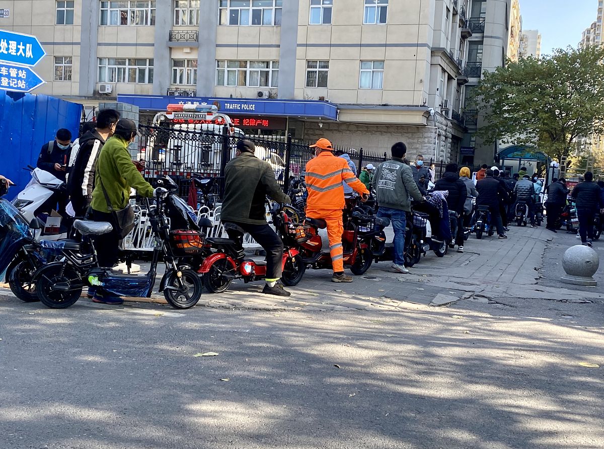 关于规范停放电动自行车的通知