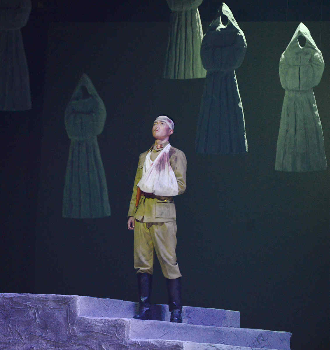 法国音乐剧中小王子中地理学家舞台服装色彩的特点