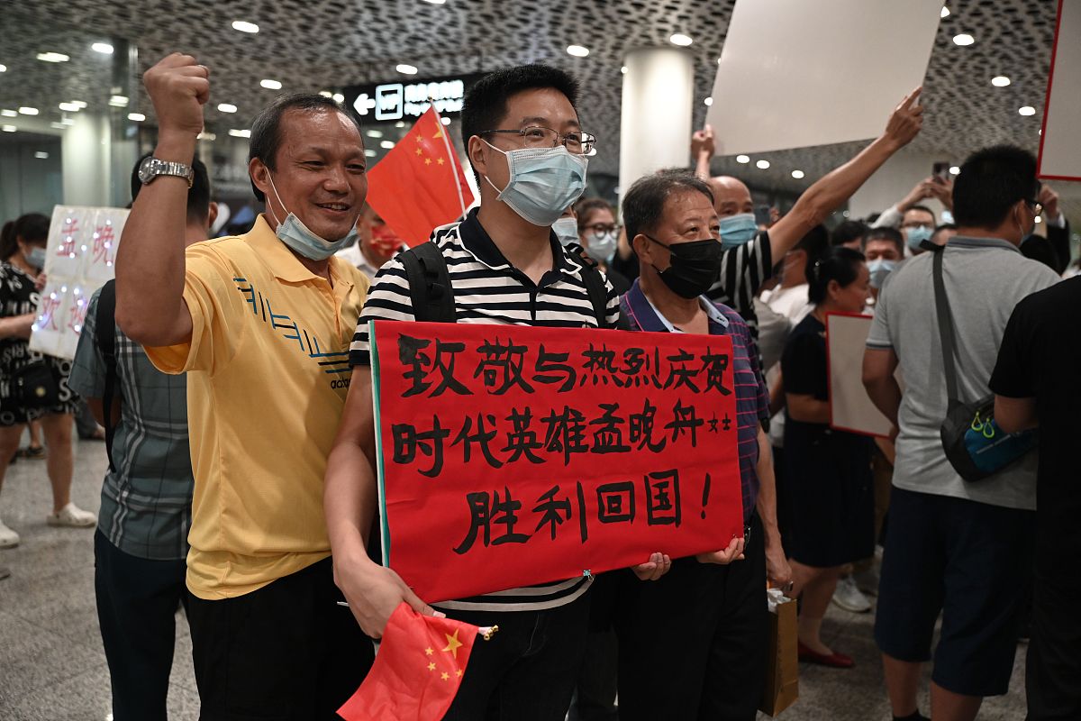 写一篇印尼为35万劳工制定撤侨计划！岛内批评民进党当局短视频文稿并写出创意标题