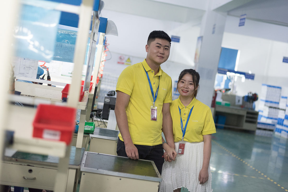 为了爱情，他放弃了舒适的生活！工厂流水线上的浪漫爱情故事