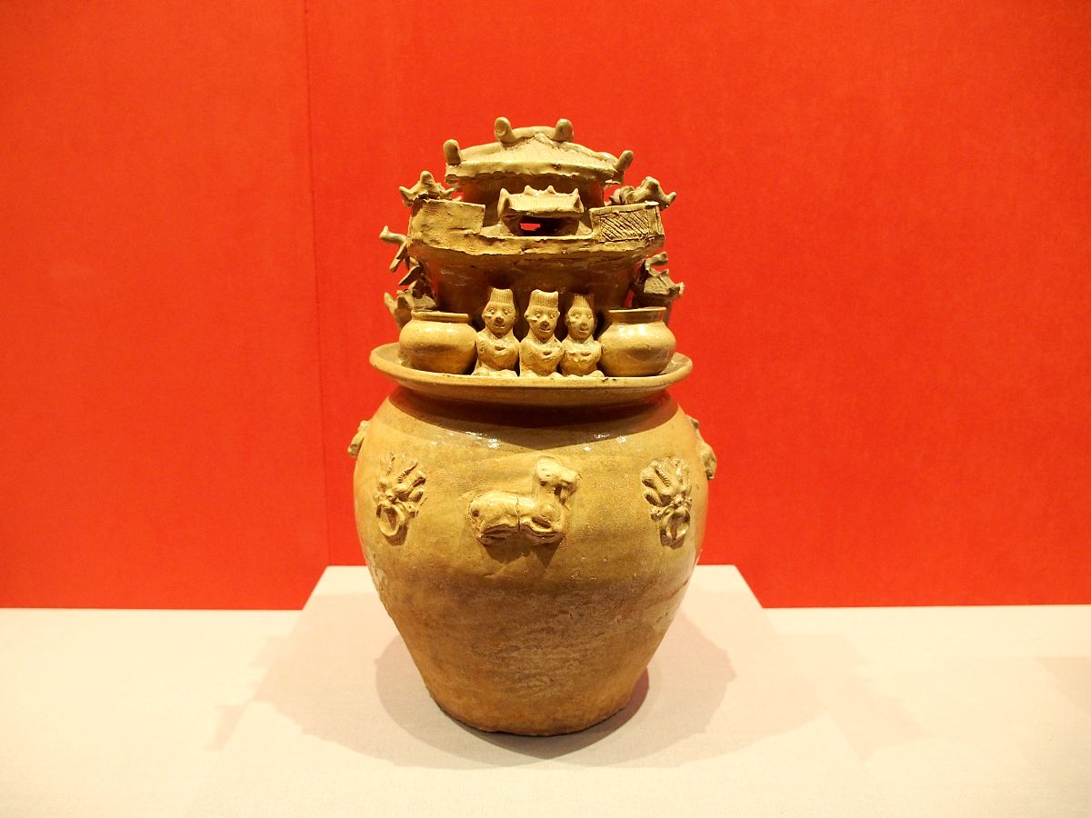 2022年1月26日,北京,故宫文华殿"何以中国"展上展出的"青釉塑贴人物动