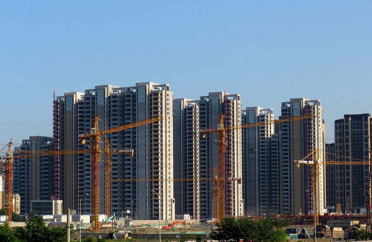 目前徐泾地区在售二手房量如何请描述这半年来的供应成交状况以此请预测未来半年的二手房销售趋势。