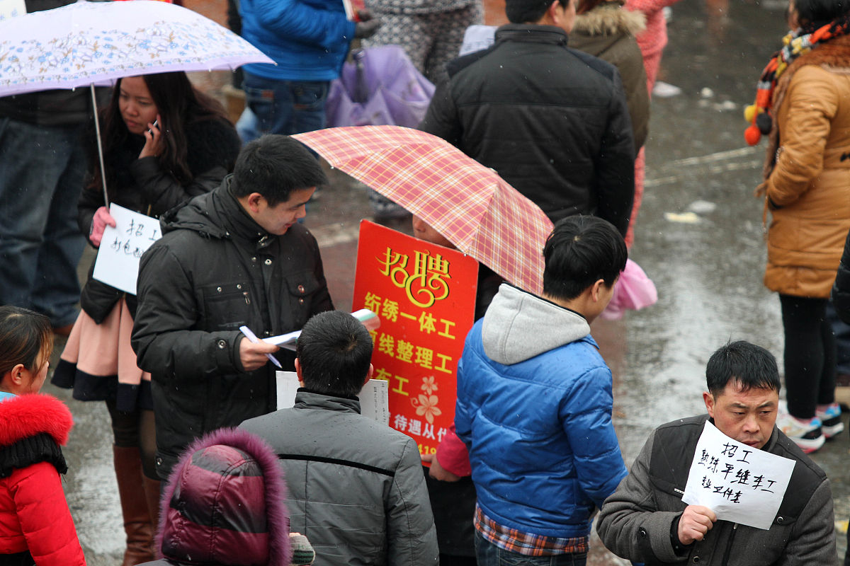   2014年2月19日,众多举着招工牌子的家纺企业招工人员聚集在江苏南通