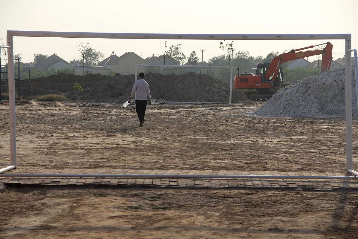 如何用另一种方式表达'施工场地要平整、畅通、干净、无积水、交通方便'？