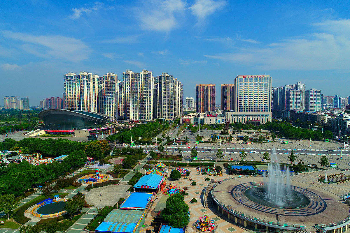 2017年9月17日,湖北省襄阳市,航拍诸葛亮广场,蓝天白云下的城市客厅格