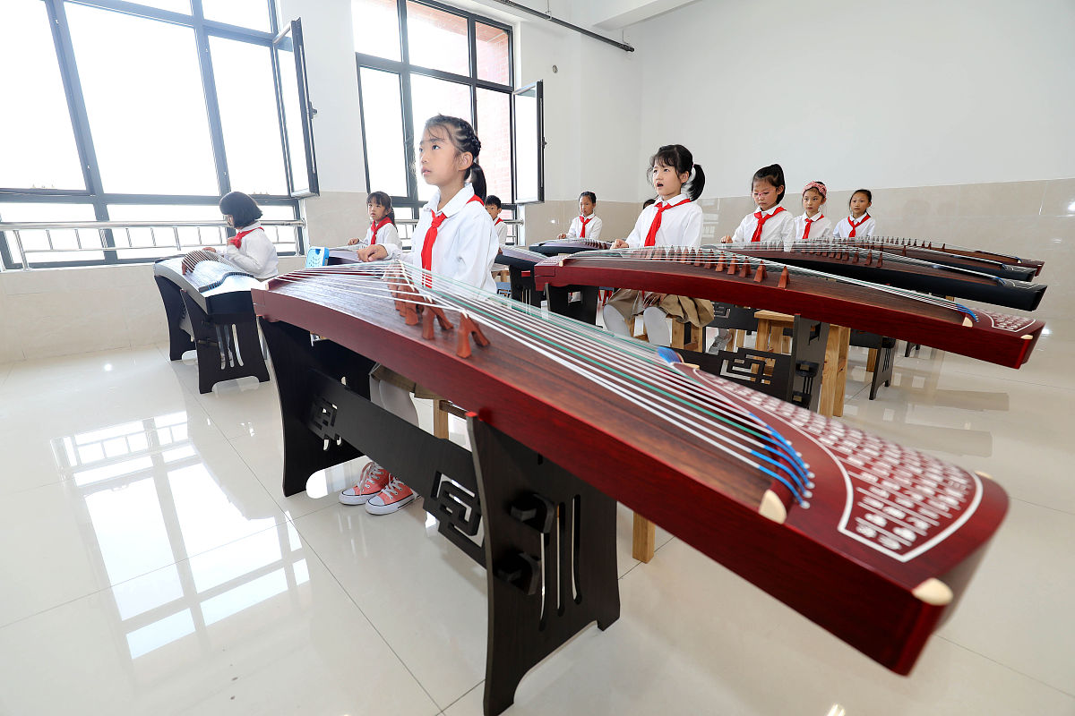 下面是一片关于自己学美术的文章请模仿这篇文章仿写一篇我学习弹古筝的文章轻轻叩开记忆的门窗涌出的回忆像潮水一般奔涌而来。回忆过往最难以忘怀的是两年前的那次尝试。记得那次美术课老师布置给我们的作业是画一幅山水画。我画过墨竹、红梅也画过翠鸟、黄莺却还从末绘就过整篇幅高山流水、怪石嶙峋、充满雄浑与壮美的山水画。这一次尝试于我而言是前所未有的挑战。我从网上找来山水画因片决定先从模仿开始。我提起毛笔轻点重墨在