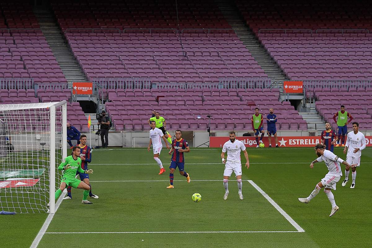 barce<strong>l</strong>ona's brazilian goalkeeper neto (l) prepares to block a
