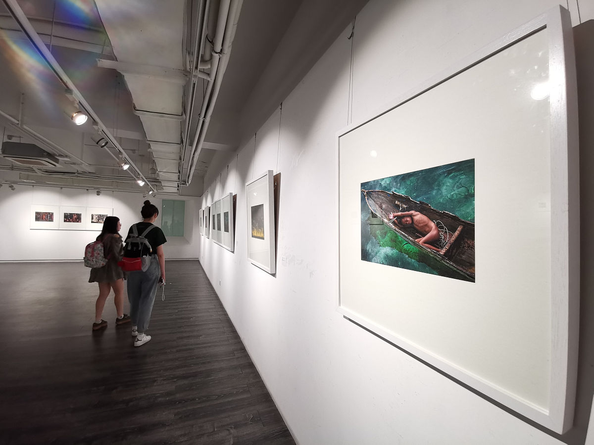美术馆看展，我悟了…（15字朋友圈文案）