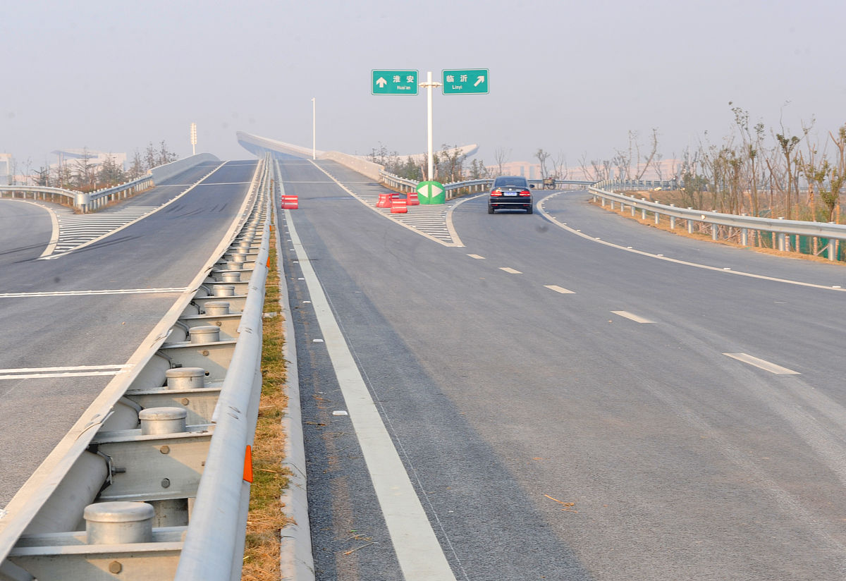 青银高速：山东省重要高速公路，连接经济发达地区和农业区
