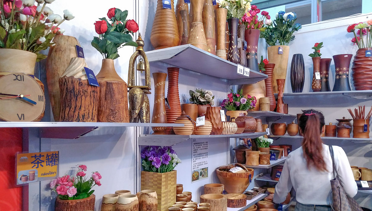 请取一个文创产品的品牌名（中文和英文），包含“椰”这个字