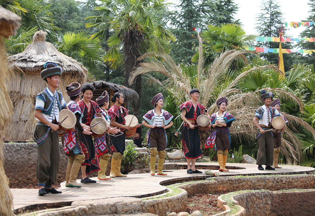2021年5月2日,昆明,游客在云南民族村观看各族表演,尽享假日快乐.