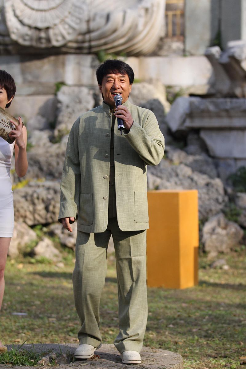 请用网红萧秋水的风格改写以下电影观后感多加入感并使其语言更优美更书面化更流畅字数可适当精简但别少于原有的75％： 观《十二生肖》 有感 《十二生肖》是一部冒险、动作喜剧主题有关于国家文物流失与拍卖、倒卖。据说成龙拍摄它是为了控诉倒卖、偷窃、拍卖国家文物的行为并且希望有关国家看到这部电影之后能够归还中国的文物。后来事实证明成龙成功了。 剧中主角JC和伙伴们是一个高级盗窃团伙专