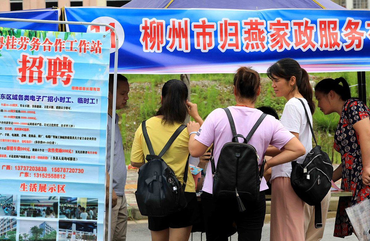 对下述内容进行降重处理尽量保持字数不变：本论文研究的主要内容是针对中小型制造企业招聘普工过程中存在的一些问题进行分析研究