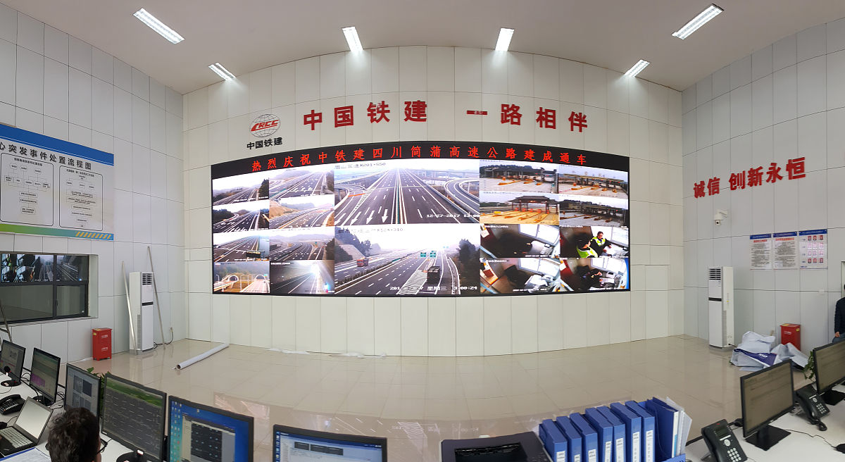 高速管理中心帮我用210字详细描述